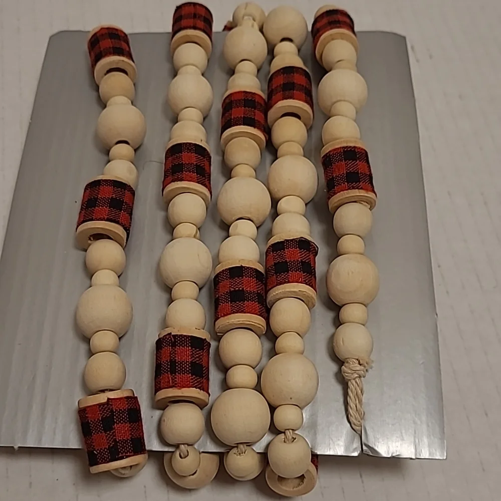 NWOT Holiday Time Natural Wood and Plaid Bead Garland